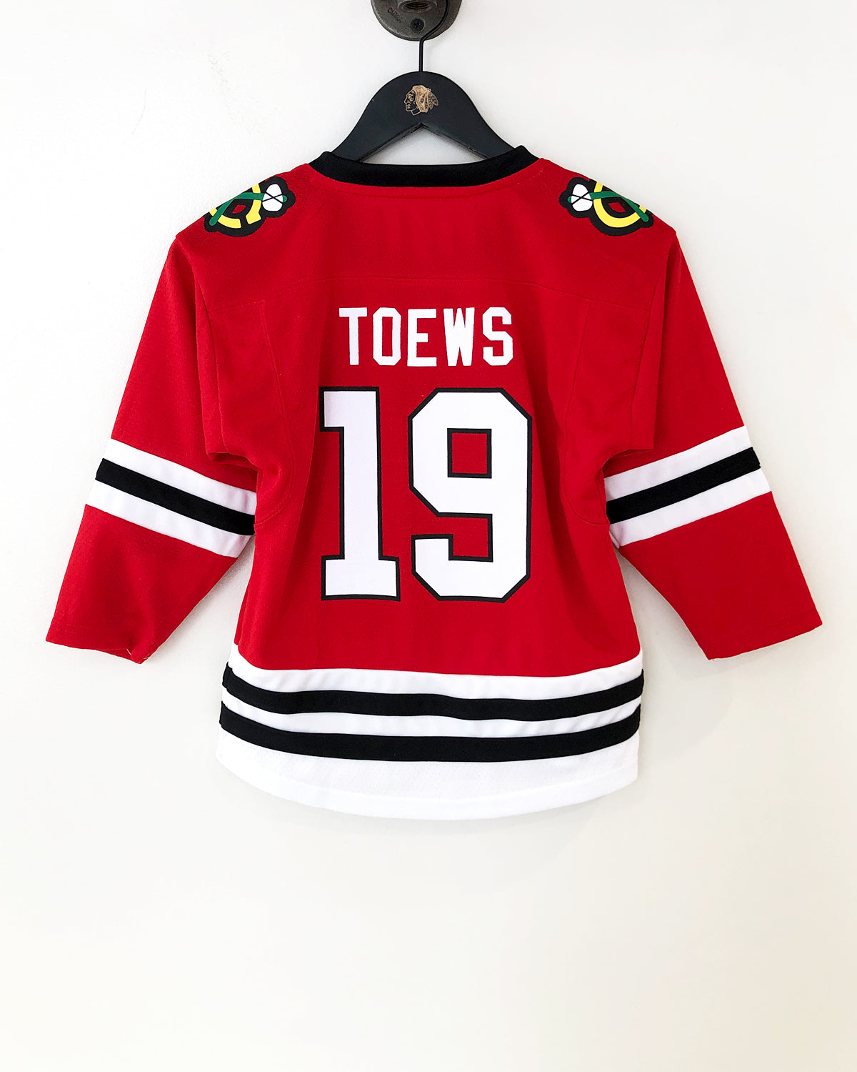 Outerstuff NHL Youth Team Color Player Name and Number Jersey  T-Shirt (Jonathan Toews, Small 8) : Sports & Outdoors