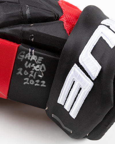 signed and game used Chicago Blackhawks Calvin de Haan hockey gloves - detail lay flat