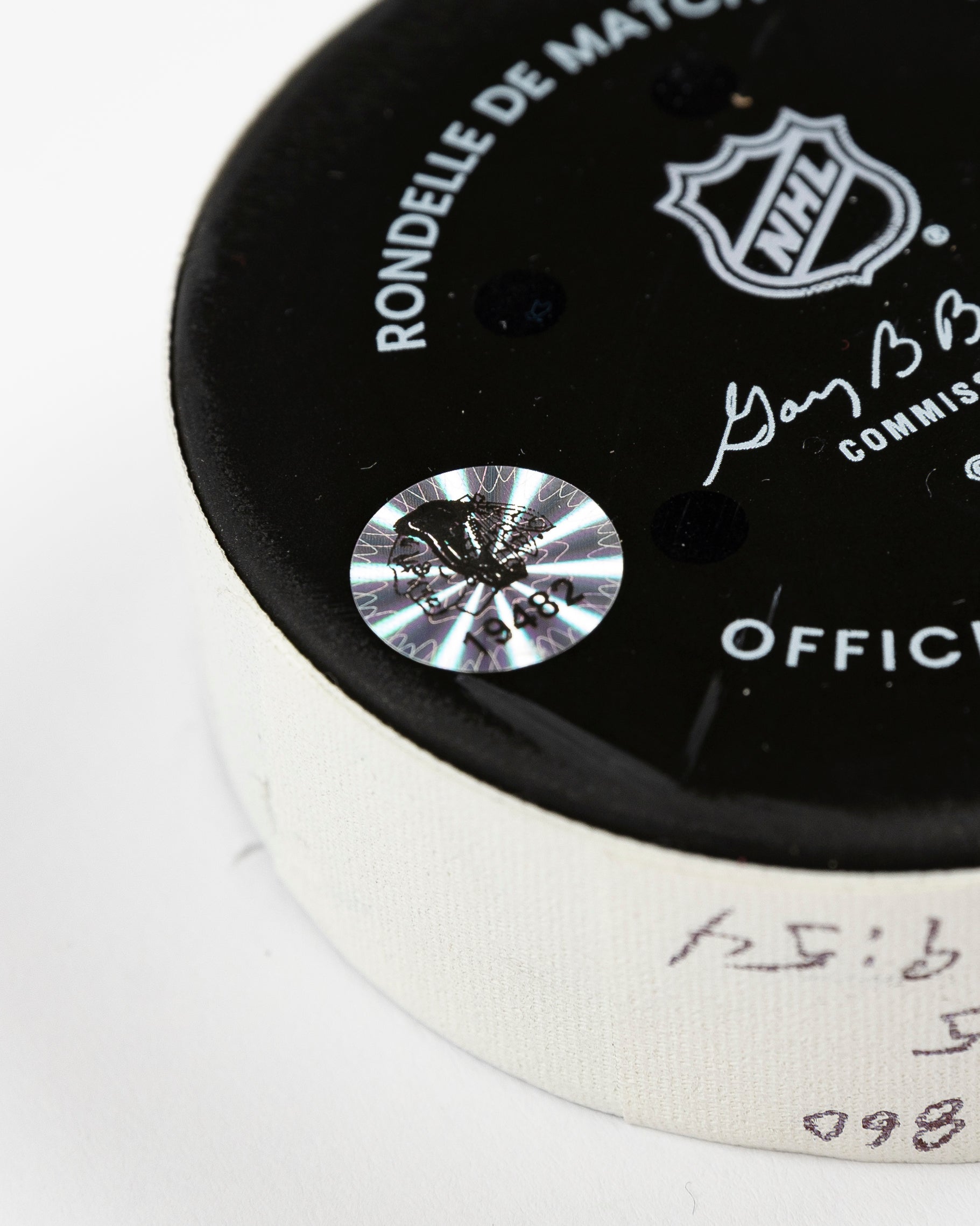 ナショナルリーグ チームロゴ フレーム バッジコレクション Lukas Reichel Game-Used Goal Puck 2/5/25 19482 – CBH Shop