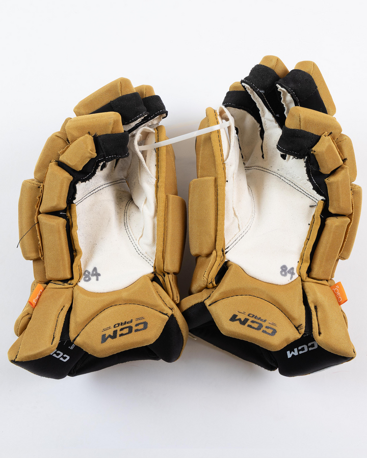 Landon Slaggert Game-Used Winter Classic Gloves 24788
