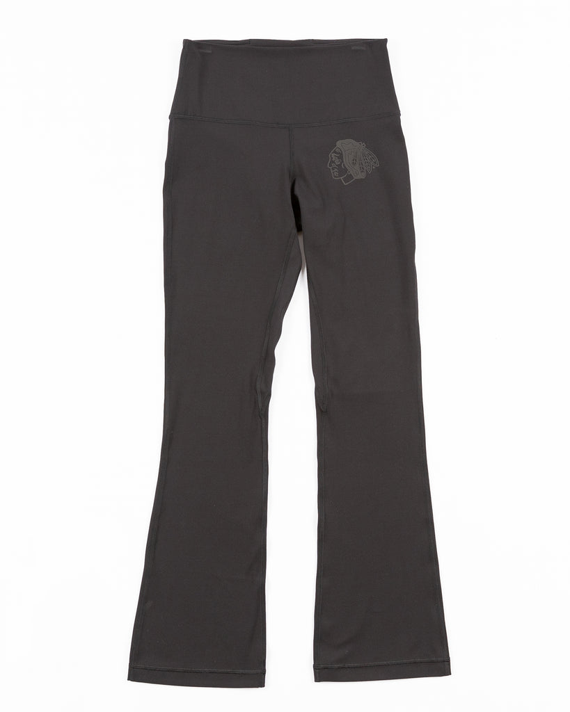 lululemon ブラック フレア ヨガパンツ RetailLayFlat-20240430-4x5-