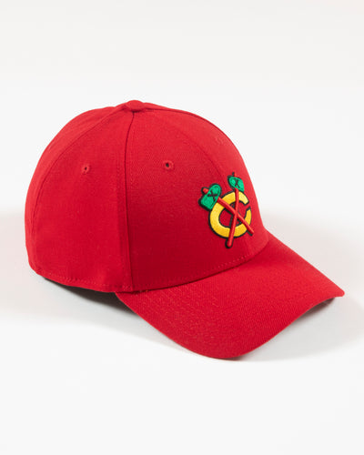 red New Era 39THIRTY flex fit cap with Chicago Blackhawks secondary Tomahawk logo embroidered on front - right angle lay flat