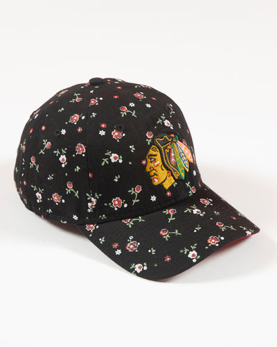 Black floral print New Era women's cap with Chicago Blackhawks primary logo embroidered on front - right angle lay flat