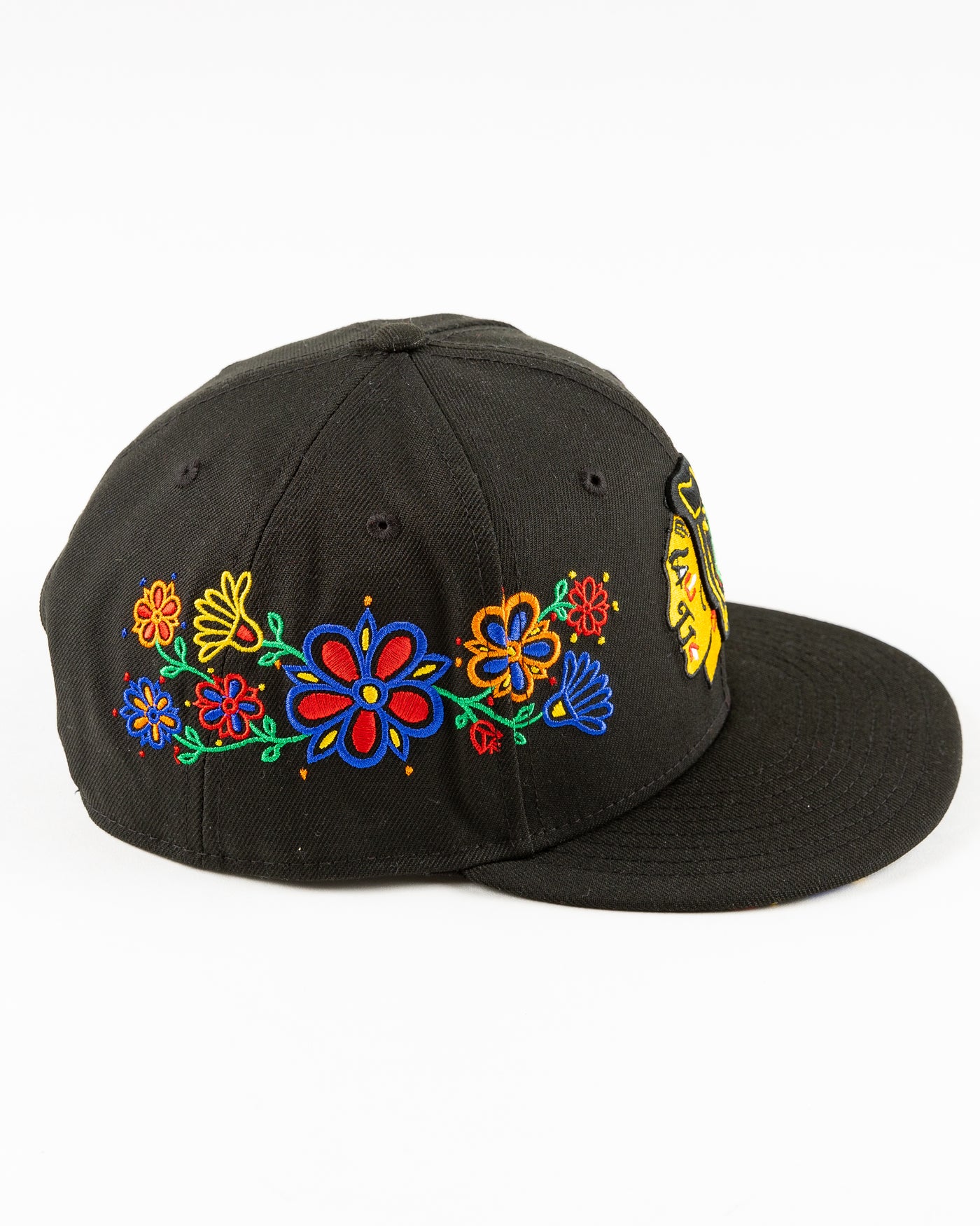 black New Era snapback with Chicago Blackhawks primary logo surrounded by floral pattern - right side lay flat