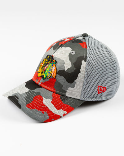 New Era 39THIRTY black, grey and red camo fitted cap with embroidered Chicago Blackhawks primary logo on front - left angle lay flat