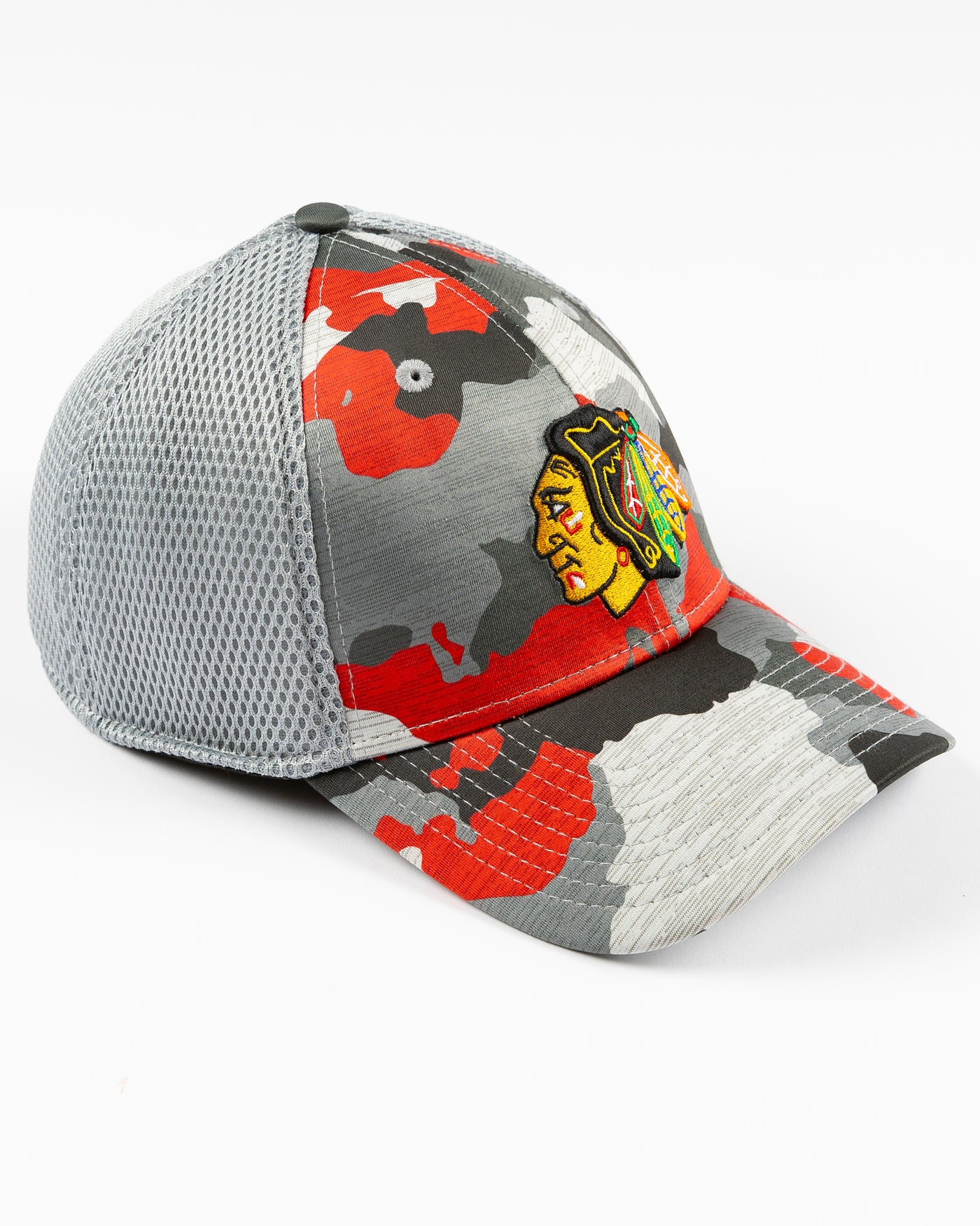 New Era 39THIRTY black, grey and red camo fitted cap with embroidered Chicago Blackhawks primary logo on front - right angle lay flat