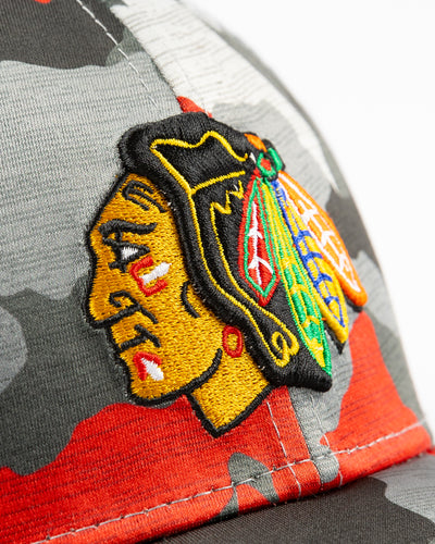 New Era 39THIRTY black, grey and red camo fitted cap with embroidered Chicago Blackhawks primary logo on front - detail lay flat