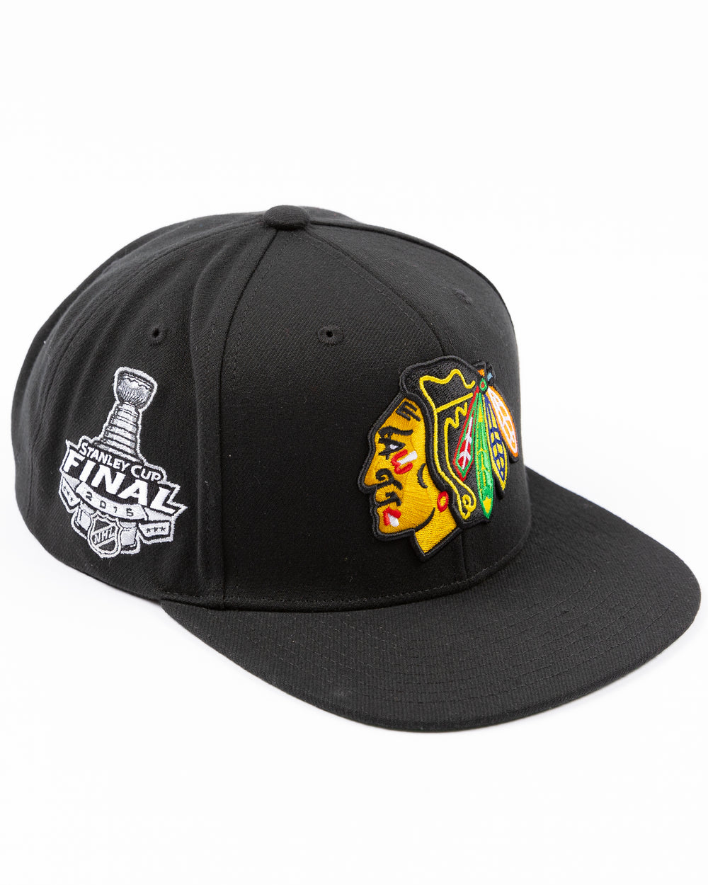 black Mitchell & Ness snapback cap with Chicago Blackhawks primary logo embroidered on front and 2015 Stanley Cup championship patch on right side - right angle lay flat