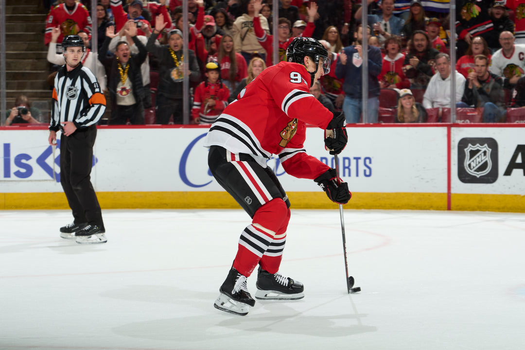 Chicago Blackhawks player Ilya Mikheyev scoring goal against Pittsburgh Penguins