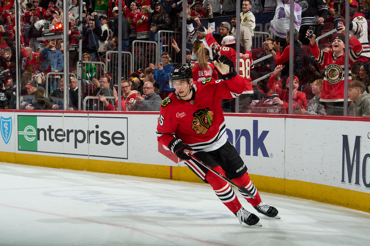 Chicago Blackhawks player Ilya Mikheyev scoring goal against Pittsburgh Penguins