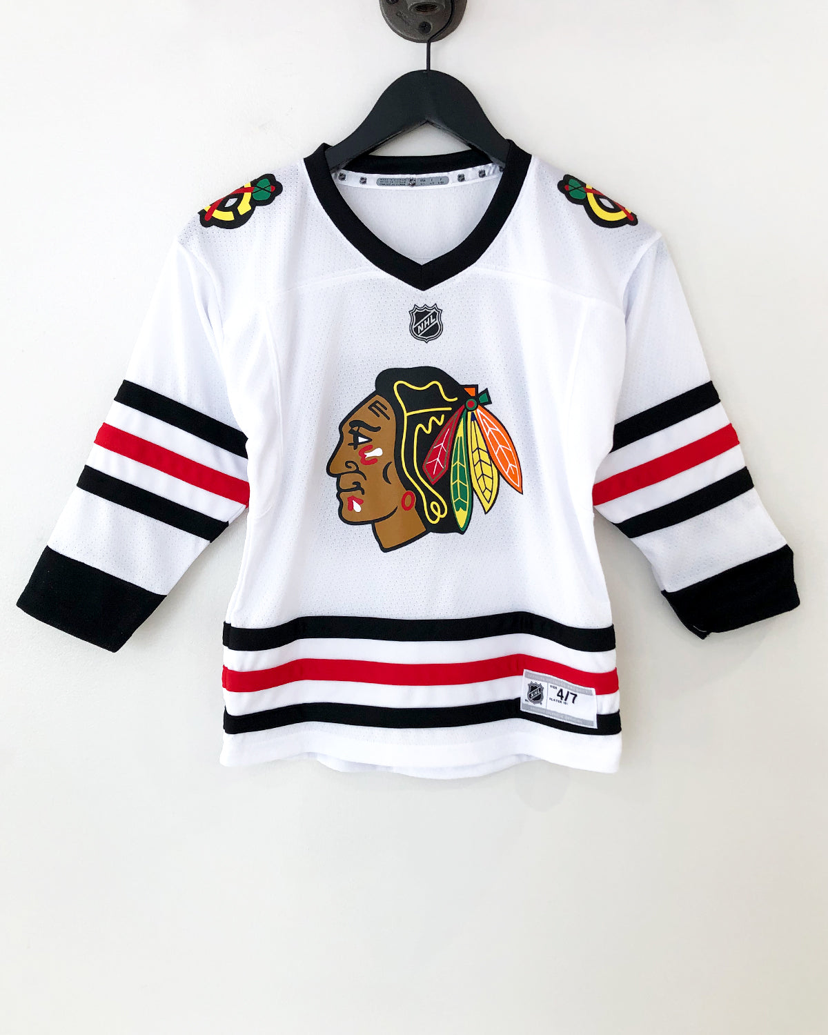 Outerstuff Chicago Blackhawks Youth Primary Logo Tee X-Large = 18-20
