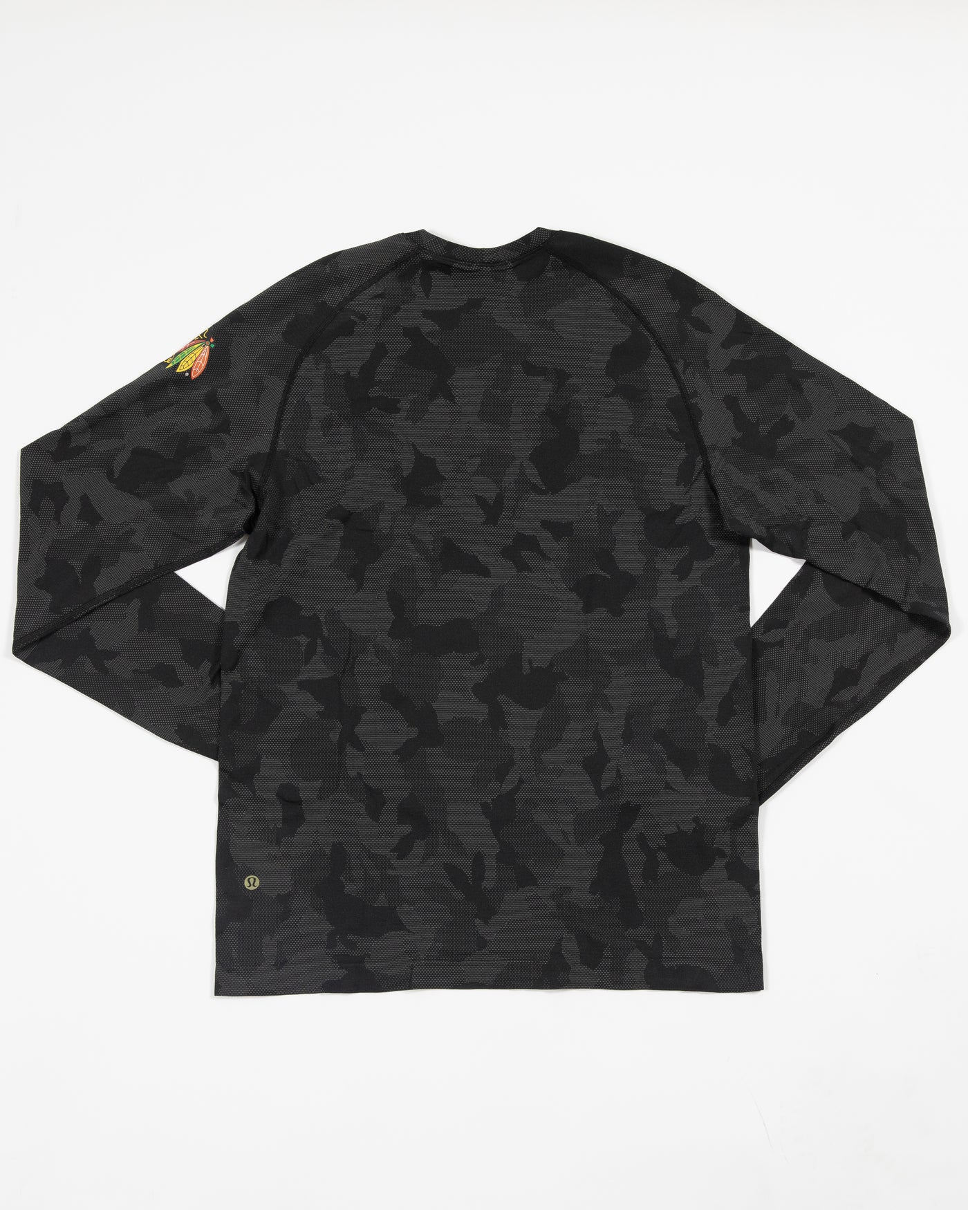 black camo lululemon long sleeve tee with primary logo on left shoulder - back lay flat